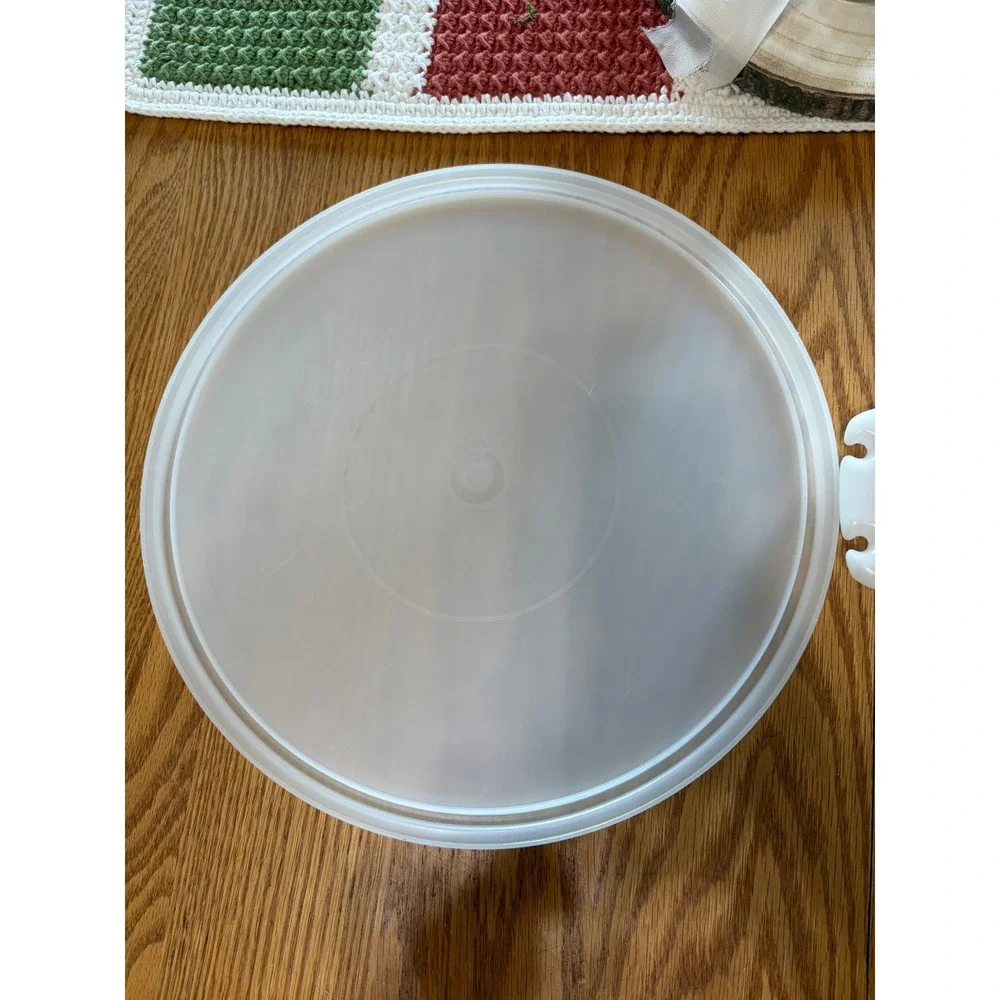 Tupperware vintage round